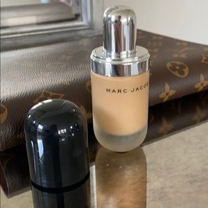 Marc Jacobs remarcable foundation golden medium 44